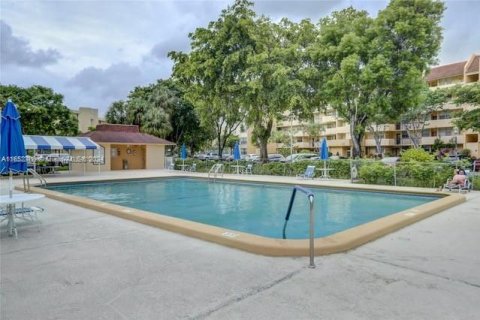 Condo in Lauderhill, Florida, 2 bedrooms  № 1347661 - photo 11