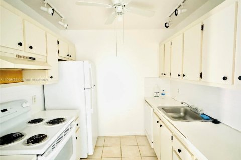 Condominio en venta en Pembroke Pines, Florida, 1 dormitorio, 75.34 m2 № 932054 - foto 17