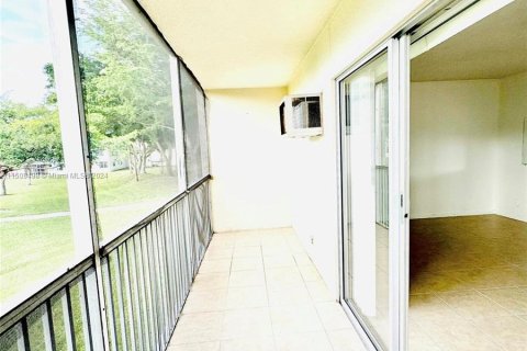 Condominio en venta en Pembroke Pines, Florida, 1 dormitorio, 75.34 m2 № 932054 - foto 27