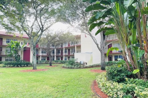 Condo in Pembroke Pines, Florida, 1 bedroom  № 932054 - photo 3