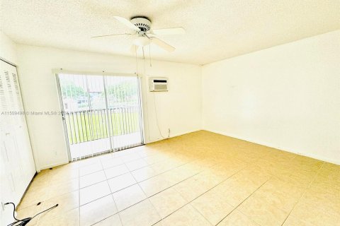 Condominio en venta en Pembroke Pines, Florida, 1 dormitorio, 75.34 m2 № 932054 - foto 23