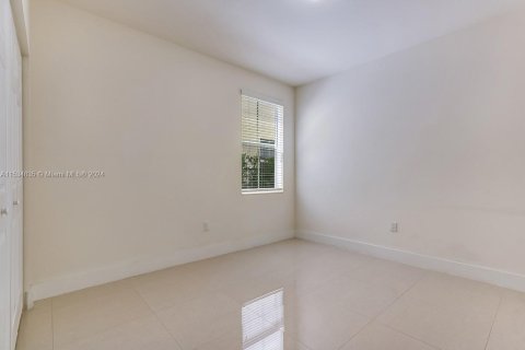 House in Doral, Florida 4 bedrooms, 267.37 sq.m. № 1013910 - photo 8
