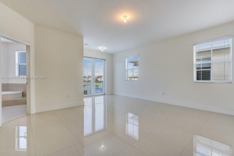 House in Doral, Florida 4 bedrooms, 267.37 sq.m. № 1013910 - photo 11
