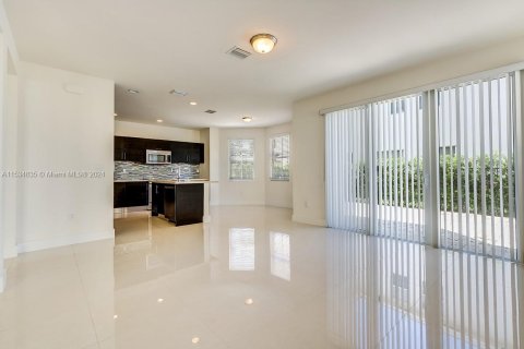 House in Doral, Florida 4 bedrooms, 267.37 sq.m. № 1013910 - photo 5