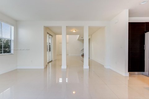 House in Doral, Florida 4 bedrooms, 267.37 sq.m. № 1013910 - photo 4