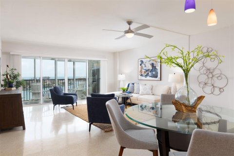 Condo in Treasure Island, Florida, 2 bedrooms  № 1359397 - photo 2