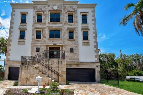 Villa ou maison à louer à Clearwater, Floride: 4 chambres, 656.45 m2 № 237968 - photo 1