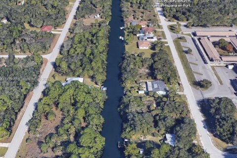 Terreno en venta en Port Charlotte, Florida № 666645 - foto 1