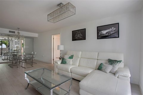 Condo in Miami Beach, Florida, 2 bedrooms  № 643066 - photo 3