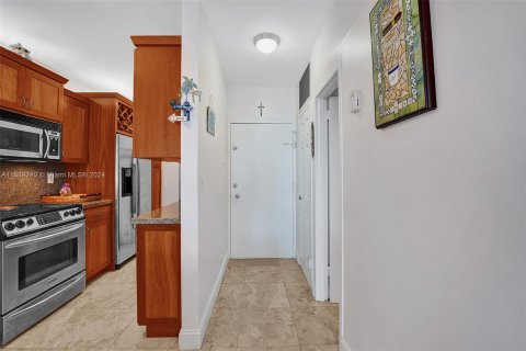 Condo in Miami Beach, Florida, 2 bedrooms  № 1431710 - photo 5