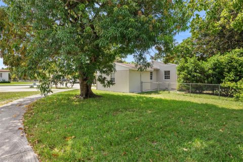 House in West Miami, Florida 3 bedrooms, 107.21 sq.m. № 1238359 - photo 22