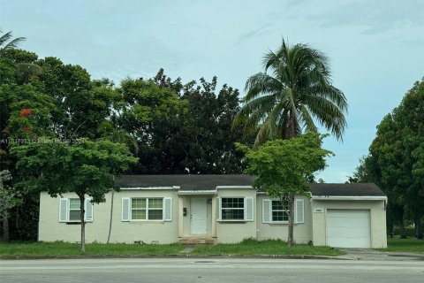 House in West Miami, Florida 3 bedrooms, 107.21 sq.m. № 1238359 - photo 1