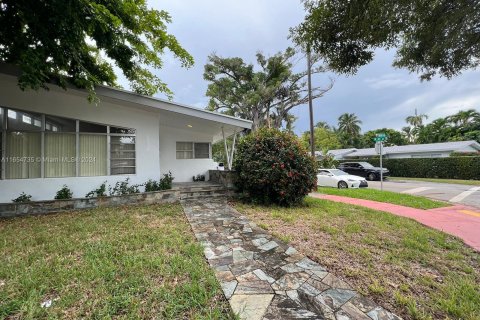 House in Miami Beach, Florida 3 bedrooms, 165.09 sq.m. № 1351702 - photo 15