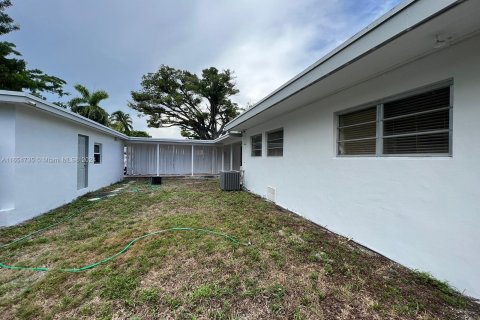 House in Miami Beach, Florida 3 bedrooms, 165.09 sq.m. № 1351702 - photo 17