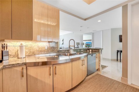 Condo in Miami Beach, Florida, 2 bedrooms  № 1351701 - photo 11