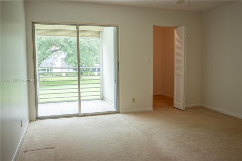 Condo in Coconut Creek, Florida, 2 bedrooms  № 1240464 - photo 10