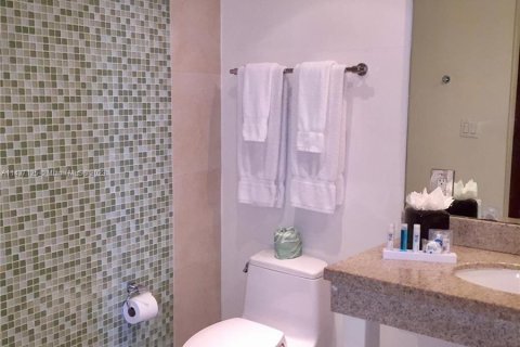 Condo in Miami Beach, Florida, 1 bedroom  № 672336 - photo 11