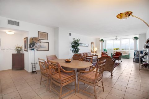 Condo in Miami Beach, Florida, 2 bedrooms  № 1270312 - photo 4