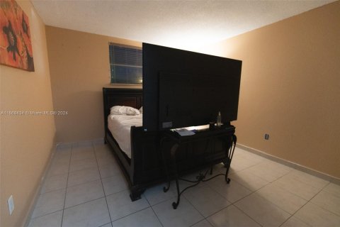 Condo in Hialeah, Florida, 2 bedrooms  № 1270308 - photo 6