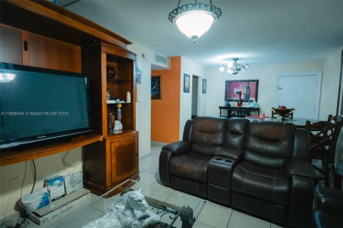 Condo in Hialeah, Florida, 2 bedrooms  № 1270308 - photo 2