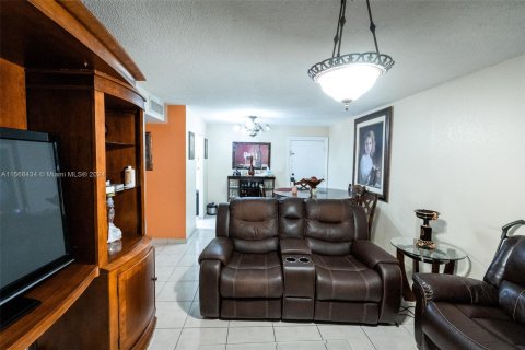 Condo in Hialeah, Florida, 2 bedrooms  № 1270308 - photo 10