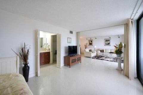 Condo in West Palm Beach, Florida, 2 bedrooms  № 954738 - photo 13