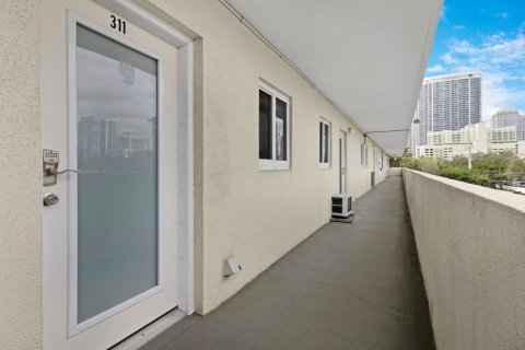 Condo in Fort Lauderdale, Florida, 1 bedroom  № 977039 - photo 20