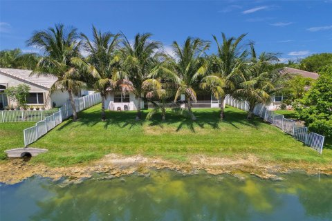 Villa ou maison à vendre à Miramar, Floride: 3 chambres, 193.42 m2 № 1186305 - photo 3