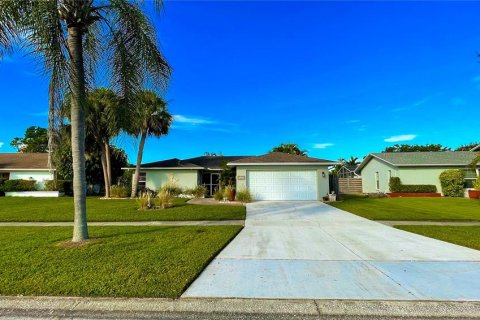 House in Sarasota, Florida 3 bedrooms, 149.85 sq.m. № 1391267 - photo 1