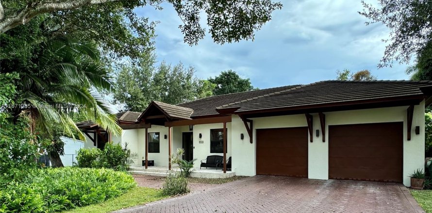 House in Miami, Florida 4 bedrooms, 282.61 sq.m. № 1394697