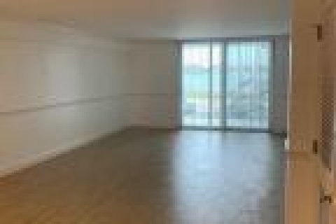 Condo in West Palm Beach, Florida, 2 bedrooms  № 952390 - photo 16