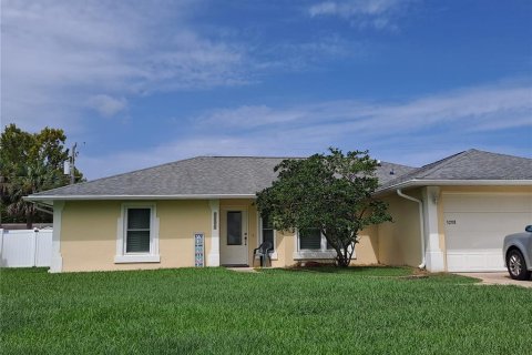 House in Edgewater, Florida 3 bedrooms, 134.43 sq.m. № 1359947 - photo 1