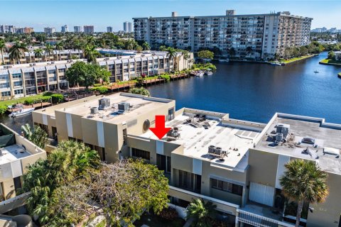 Condominio en venta en Pompano Beach, Florida, 2 dormitorios, 108.7 m2 № 978636 - foto 2