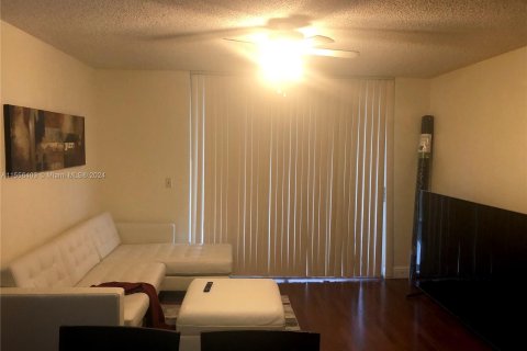 Condo in Doral, Florida, 1 bedroom  № 1095780 - photo 16
