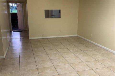 Condo in North Lauderdale, Florida, 3 bedrooms  № 1309310 - photo 7