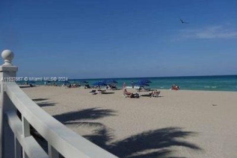 Condominio en venta en Hollywood, Florida, 1 dormitorio, 81.2 m2 № 1309733 - foto 15