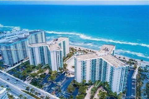 Condominio en venta en Hollywood, Florida, 1 dormitorio, 81.2 m2 № 1309733 - foto 11