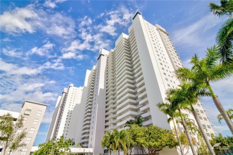 Condominio en venta en North Miami, Florida, 2 dormitorios, 148.92 m2 № 1006864 - foto 21