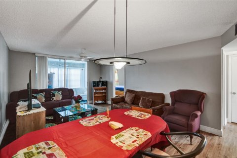 Condo in Sunrise, Florida, 2 bedrooms  № 810880 - photo 24