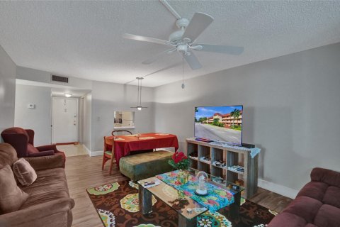 Condo in Sunrise, Florida, 2 bedrooms  № 810880 - photo 23