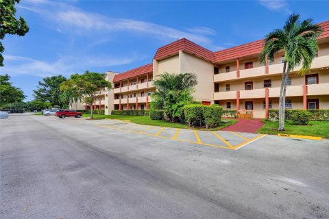 Copropriété à vendre à Sunrise, Floride: 2 chambres, 78.97 m2 № 810880 - photo 2