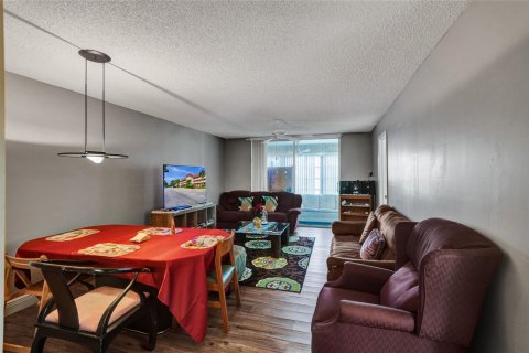 Condo in Sunrise, Florida, 2 bedrooms  № 810880 - photo 25