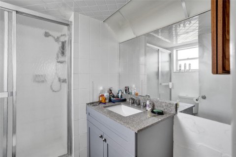 Condo in Sunrise, Florida, 2 bedrooms  № 810880 - photo 17