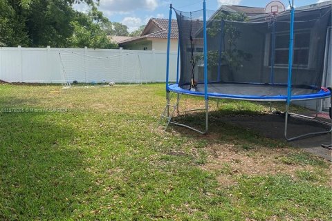 House in Tamarac, Florida 2 bedrooms, 119.57 sq.m. № 1160949 - photo 13