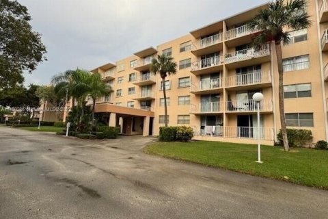 Condo in West Palm Beach, Florida, 1 bedroom  № 880308 - photo 2