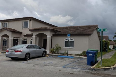 Adosado en venta en Hialeah, Florida, 3 dormitorios, 119.29 m2 № 1375868 - foto 1