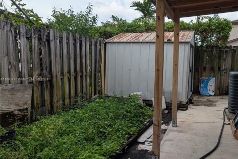 Adosado en venta en Hialeah, Florida, 3 dormitorios, 119.29 m2 № 1375868 - foto 16