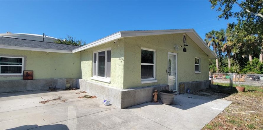 House in Hudson, Florida 3 bedrooms, 168.9 sq.m. № 1419651