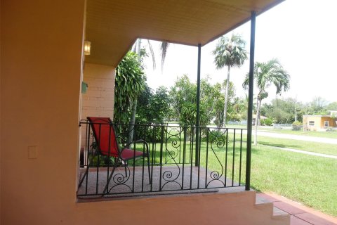 House in North Miami Beach, Florida 2 bedrooms, 134.71 sq.m. № 925285 - photo 1