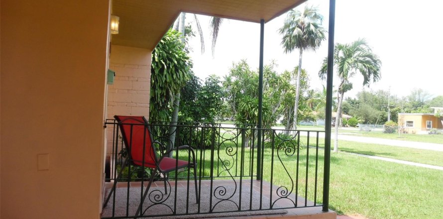 House in North Miami Beach, Florida 2 bedrooms, 134.71 sq.m. № 925285